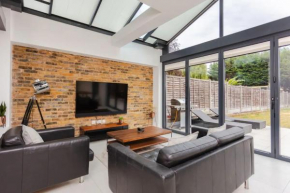 Luxury 3 Bedroom Apartment with hot tub and gym